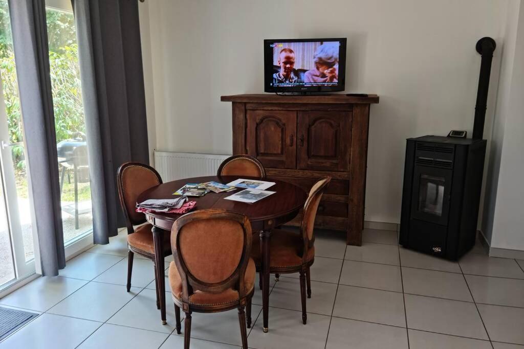 Maison Centre De Bellegarde Avec Jardin Et Terrasse Equipee D'Un Salon De Jardin Et D'Un Barbecue Cuisine Equipee 3 Chambres Avec 2 Lits Double 140X190 Et 2 Lits Simple Chauffage Poele A Granules Parking Gratuit Devant La Maison Bellegarde-du-Loiret Ngoại thất bức ảnh